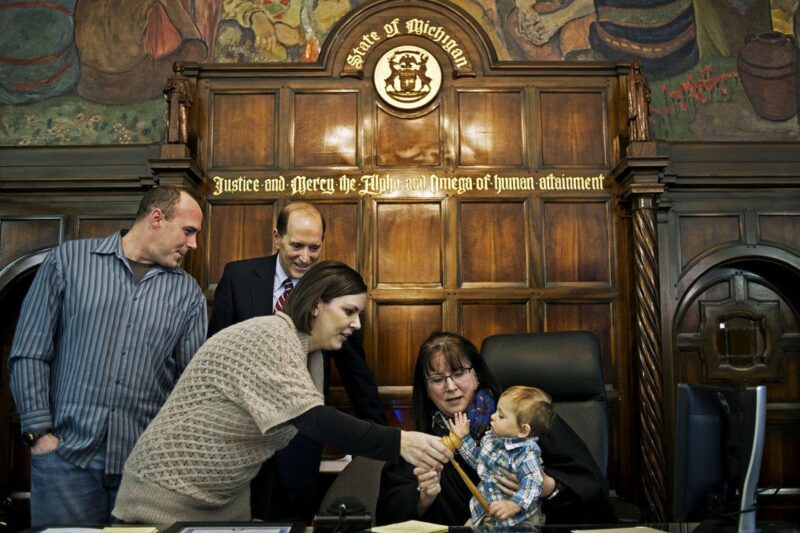 Dieser alleinerziehende Vater kämpfte darum, 5 Geschwister unter 7 Jahren zu adoptieren, bevor sie getrennt wurden – Der Richter brach zusammen, nachdem er erfuhr, warum