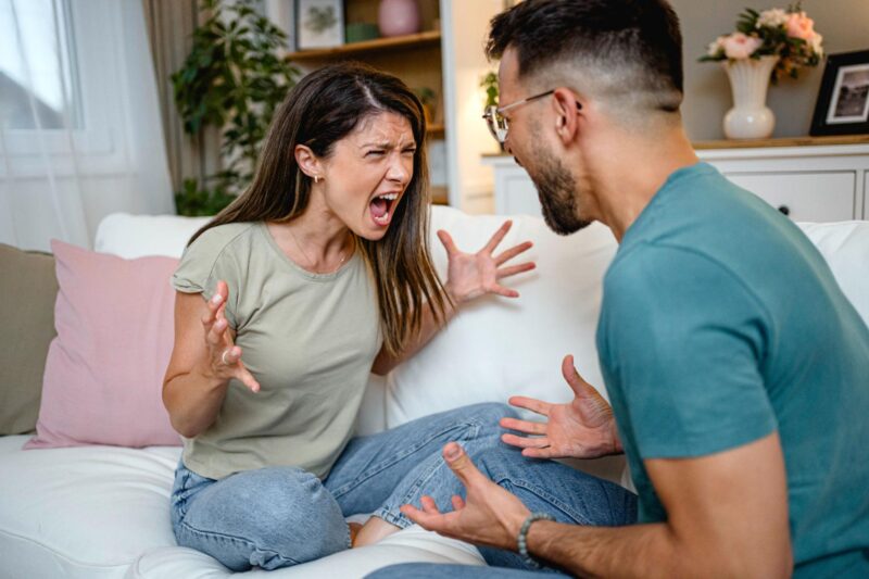 Mein Mann beißt sich seit Jahren auf die Zunge in Gegenwart meiner besten Freundin – An unserem Jahrestag hat er endlich gesagt, was ich zu hören befürchtet hatte.