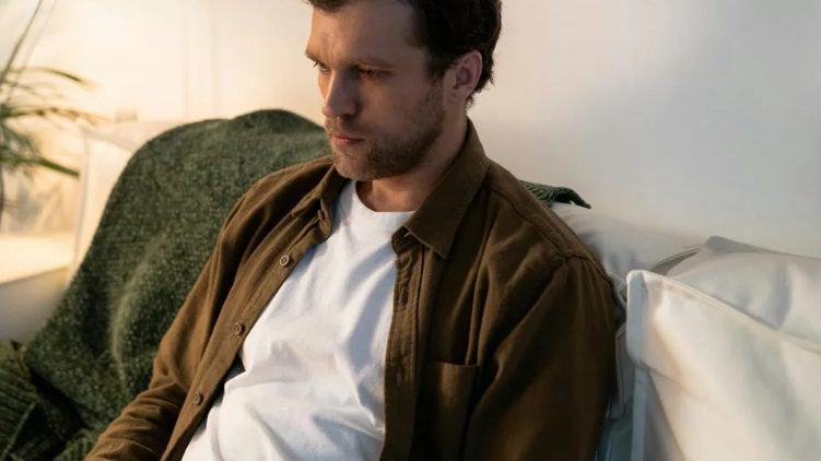 Meine Mutter kochte zwanzig Jahre lang Mahlzeiten für einen obdachlosen Mann, der hinter unserem Haus lebte. Am Tag nach ihrem Tod nahm er meine Hände in seine und sagte etwas, das mein Leben für immer veränderte.