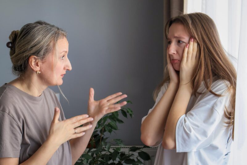 Nach 16 Jahren zusammen habe ich endlich der Liebe meines Lebens einen Antrag gemacht – aber statt Ja zu sagen, flüsterte sie: „Du verdienst es, die Wahrheit zu erfahren, bevor du noch ein Wort sagst.“