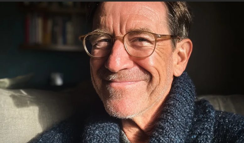 Ich engagierte einen älteren Schauspieler, um den lebenslangen Wunsch meiner Oma zu erfüllen – Dann enthüllte sie eine Wahrheit, die ich nie wollte, dass er hört.