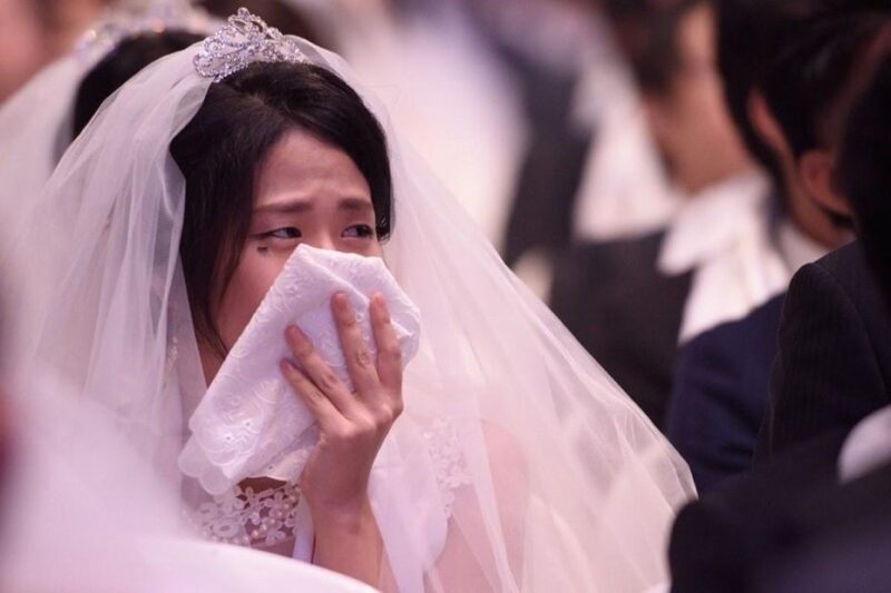 Die Polizei stoppte die Hochzeit direkt am Altar – doch eine Minute später verstanden alle, dass die wahre Gefahr die ganze Zeit ganz in der Nähe gewesen war.