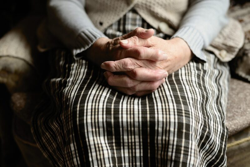 Meine Mutter verwendete unsere letzten Ersparnisse, um einem ehemaligen Schüler zu helfen, seinen Traum zu verwirklichen – Was an ihrem 80. Geburtstag ankam, trieb uns die Tränen in die Augen.