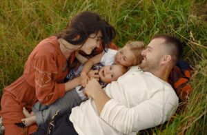Drei Wochen nachdem ich meine Tochter zur Welt gebracht hatte, sagte mein Mann, dass seine neue Familie ihn glücklicher mache als ich – dann sah ich eine Nachricht, die ich nie hätte sehen sollen.