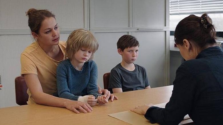 Dieser alleinerziehende Vater kämpfte darum, 5 Geschwister unter 7 Jahren zu adoptieren, bevor sie getrennt wurden – Der Richter brach zusammen, nachdem er erfuhr, warum