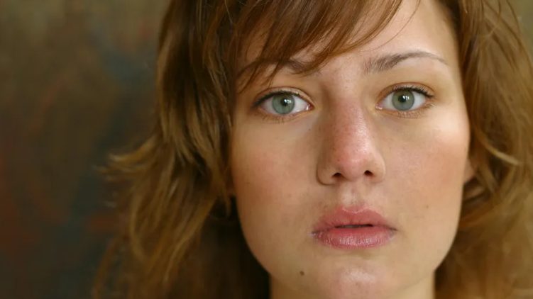 Meine Mutter kochte zwanzig Jahre lang Mahlzeiten für einen obdachlosen Mann, der hinter unserem Haus lebte. Am Tag nach ihrem Tod nahm er meine Hände in seine und sagte etwas, das mein Leben für immer veränderte.