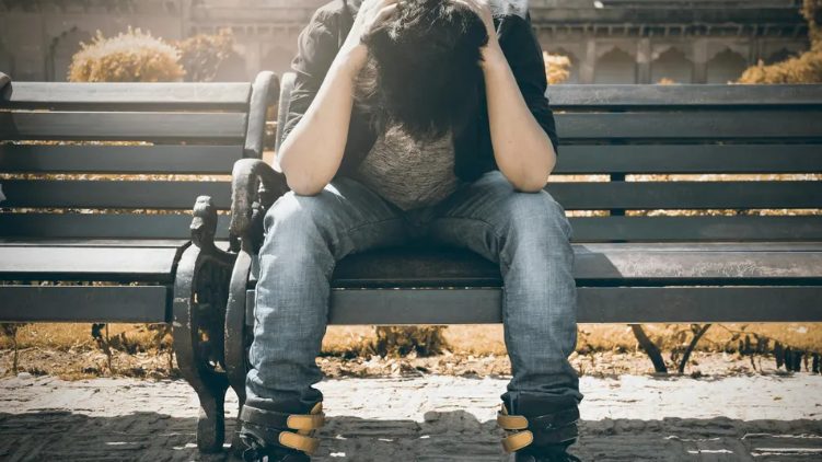 Meine Mutter kochte zwanzig Jahre lang Mahlzeiten für einen obdachlosen Mann, der hinter unserem Haus lebte. Am Tag nach ihrem Tod nahm er meine Hände in seine und sagte etwas, das mein Leben für immer veränderte.