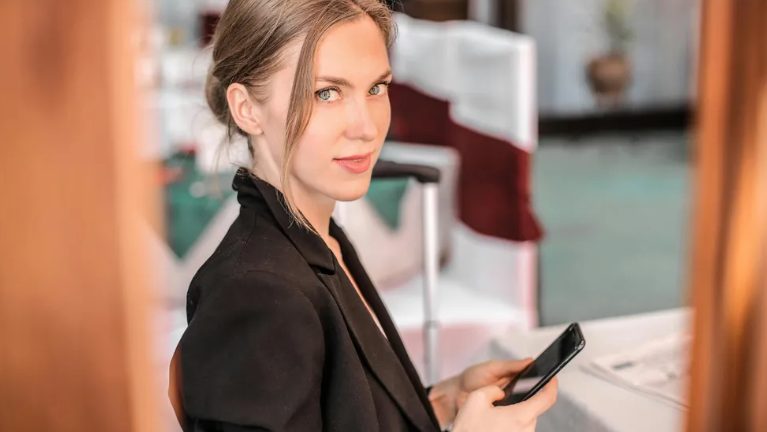 Meine Eltern ließen mich schwören, dass ich den roten Knopf neben ihrem Bett nie berühren würde – Ich habe es schließlich getan und herausgefunden, warum