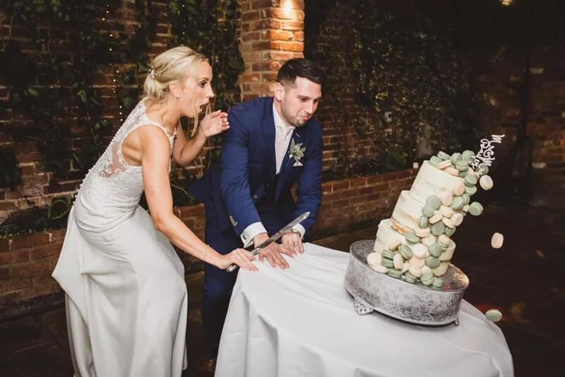 Ich verbrachte vier Monate damit, die Hochzeit meiner Schwester zu planen, und bezahlte sie heimlich – doch dann griff sie zum Mikrofon und ließ mich vor allen sprachlos zurück.