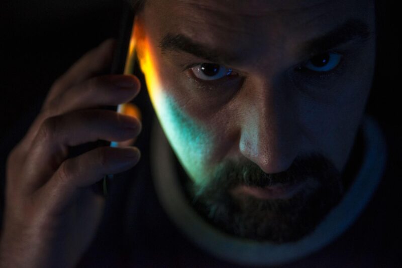 Die Polizei stoppte die Hochzeit direkt am Altar – doch eine Minute später verstanden alle, dass die wahre Gefahr die ganze Zeit ganz in der Nähe gewesen war.