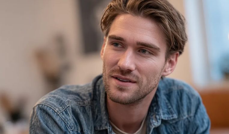 Mein Mann lud einen obdachlosen Veteranen zu unserem 4.-Juli-Barbecue ein – Am nächsten Morgen klopften zwei Männer in Anzügen an unsere Tür und stellten eine Frage, die mir das Herz stehen ließ.