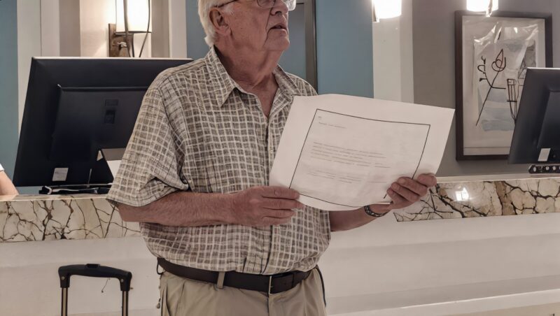 Meine Familie hat Opa im Hotel zurückgelassen, um nicht bezahlen zu müssen — sie haben nicht realisiert, dass ich der falsche Enkel bin, mit dem man sich anlegen sollte.