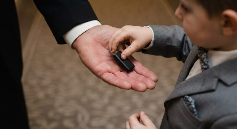 Mein 3-jähriger Enkel hielt mich vor meiner Hochzeit auf – dann zog er einen USB-Stick aus seiner Tasche