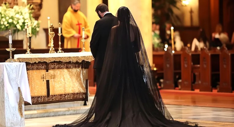 Meine Verlobte trug auf unserer Hochzeit ein schwarzes Kleid – Als ich den Grund erfuhr, war mein Leben nie wieder dasselbe.