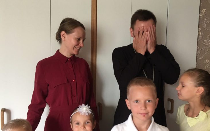 Meine Klassenkameraden hänselten mich, weil ich die Tochter eines Pastors bin – aber meine Abschlussrede brachte die gesamte Halle zum Schweigen