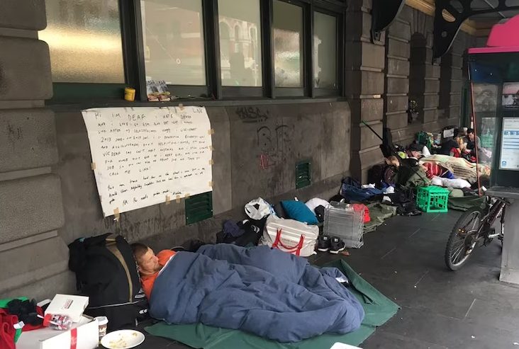 Ich gab vor, obdachlos zu sein, und ging in einen Lebensmittelmarkt, um meinen Erben zu finden – was dort geschah, brachte mich fast auf die Knie.