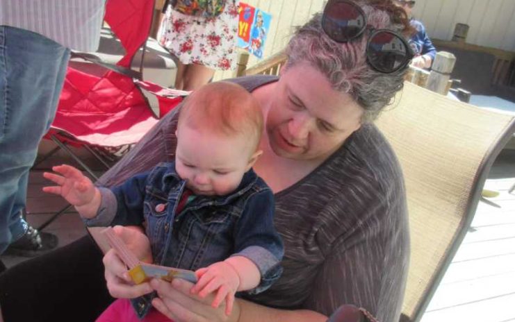 „Du machst mein Leben kaputt, wenn du dieses Baby bekommst.“ Ich sagte: „Gut, ich mache es alleine.“ Und das tat ich.: Alleinerziehende Mutter und Schulbusfahrerin ohne Mutterschutz nimmt Neugeborenes mit auf die Route, „Dieser Job hat mich gerettet“
