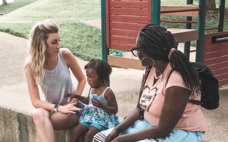 „Sie hat in 9 Tagen Termin. Sie wurden von einer leiblichen Mutter ausgewählt. Ich habe den ganzen Tag vor diesem Treffen erbrochen.“: Nach dem Kampf gegen Unfruchtbarkeit adoptiert eine Familie ein kleines Mädchen