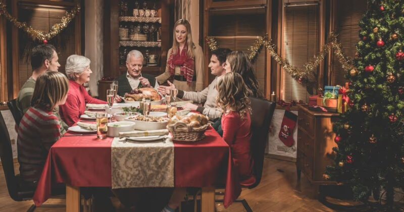 MEINE SCHWIEGERMUTTER DEMÜTIGTE MEINE SIEBENJÄHRIGE TOCHTER AN WEIHNACHTEN – DOCH DANN LIESS EINE KLEINE ROTE SCHACHTEL SIE AUFSCHREIEN
