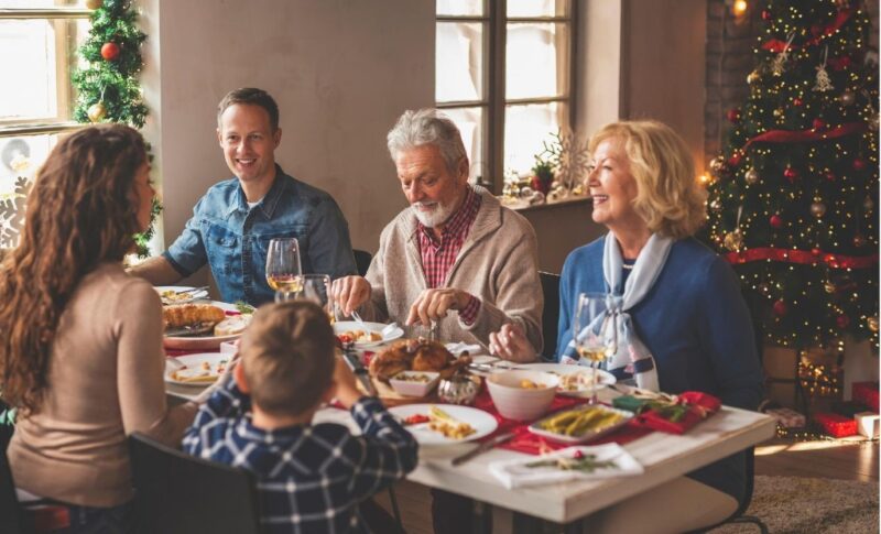 MEINE SCHWIEGERMUTTER DEMÜTIGTE MEINE SIEBENJÄHRIGE TOCHTER AN WEIHNACHTEN – DOCH DANN LIESS EINE KLEINE ROTE SCHACHTEL SIE AUFSCHREIEN