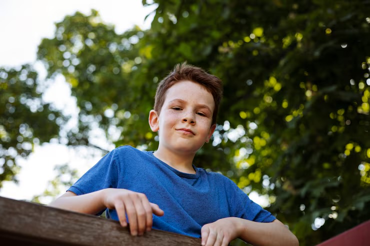 Mit 62 adoptierte ich einen Jungen, den vierzehn Familien wegen seines Schweigens abgelehnt hatten – drei Monate später sprach er ein einziges Wort, das mich erstarren ließ