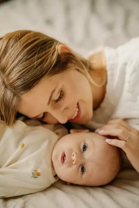 Ich wurde Leihmutter für meinen Zwillingsbruder – doch unmittelbar nach der Geburt lehnte er das Baby ab. Was er dann enthüllte, ließ mich sprachlos zurück.