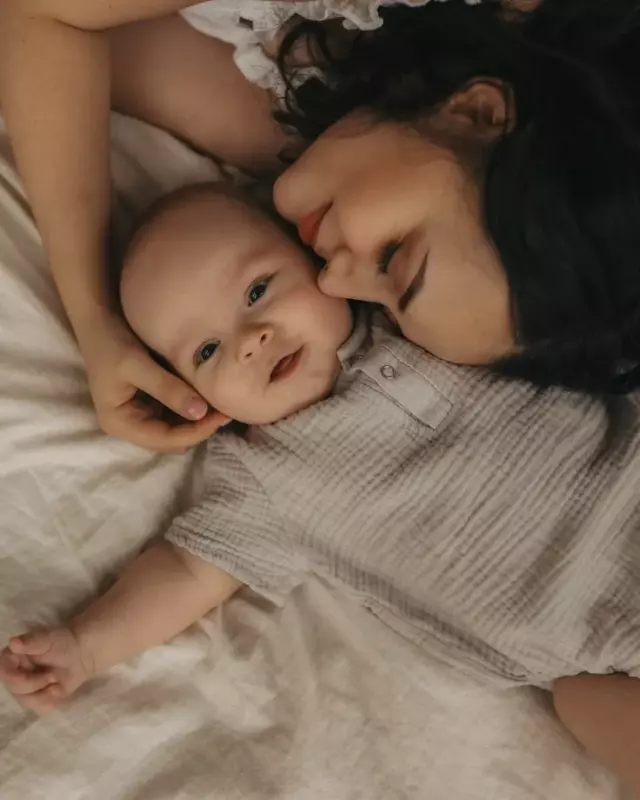 Ich wurde Leihmutter für meinen Zwillingsbruder – doch unmittelbar nach der Geburt lehnte er das Baby ab. Was er dann enthüllte, ließ mich sprachlos zurück.