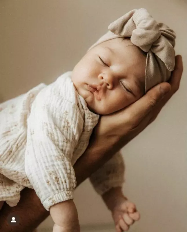 Ich brachte mein Baby zur Welt und stellte es zum ersten Mal dem Großvater vor, der mich großgezogen hatte – Als er ihr Gesicht sah, brach er in Tränen aus.