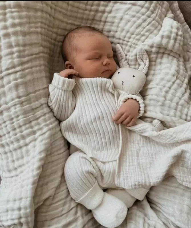 Ich brachte mein Baby zur Welt und stellte es zum ersten Mal dem Großvater vor, der mich großgezogen hatte – Als er ihr Gesicht sah, brach er in Tränen aus.