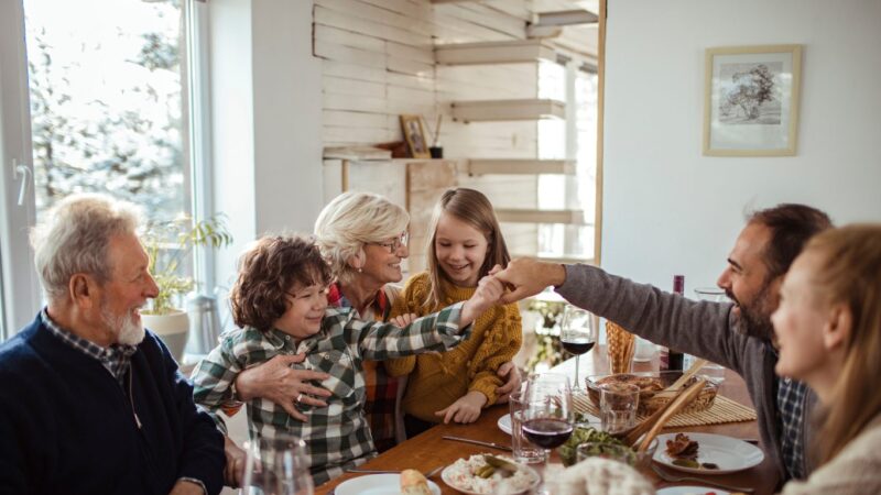 „Meine Schwiegertochter sagte: ‚Wir feiern Weihnachten bei meiner Mutter. Bleib du zu Hause.‘ … Ich reiste still und heimlich nach Europa. Als mein Sohn meine Fotos sah, geriet er in Panik. Doch wer war der Mann, der neben mir saß …?“