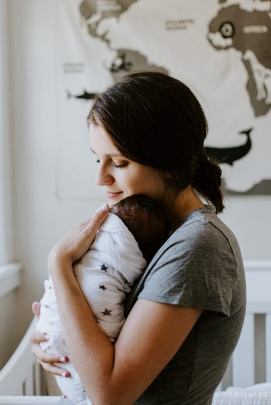 Mein Mann sagte: „Mütter haben keine Krankheitstage!“ – und ließ mich mit gebrochenem Arm und unseren schreienden Zwillingen allein … Doch er ahnte nicht, welches Geheimnis im Teddybären verborgen war und sein Leben für immer zerstören würde …