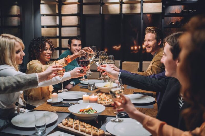 Mein Vater kam mit 12 Verwandten in mein Restaurant und verlangte, dass alle kostenlos essen – doch als das Geheimnis um 30.000 Dollar ans Licht kam, erstarrte die ganze Familie …