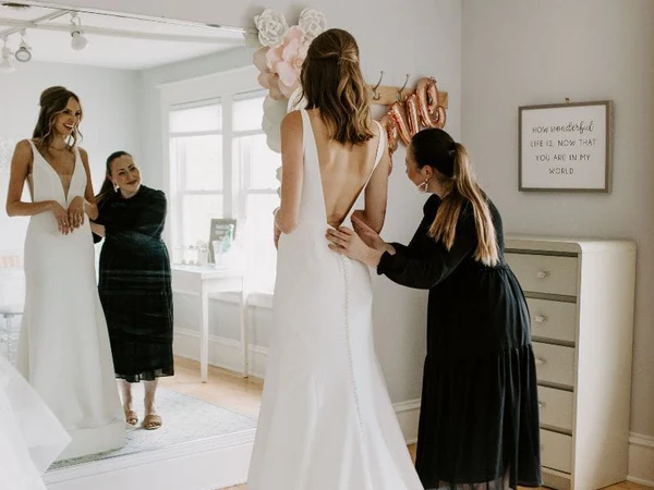 Neun Tage vor meiner Hochzeit hörte ich, welches Geheimnis meine beste Freundin vor mir verbarg … Sie hatte dafür bezahlt, mein Brautkleid zwei Größen enger nähen zu lassen. Doch ihr wahres Ziel war viel erschreckender …