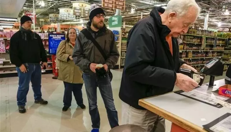 Er stieß den 80-jährigen Lehrer wegen 4 Dollar zu Boden … Doch er wusste nicht, dass hinter ihm sechs Biker standen, deren Leben dieser alte Mann für immer verändert hatte.