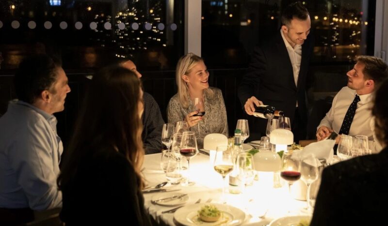 «Mein Mann gab seiner Schwester meine Kreditkarte mit einem Limit von 4.000 Dollar, ohne mich zu fragen … Ich sagte nichts. Doch als der Kellner im Restaurant zurückkam, erstarrte die ganze Familie.»