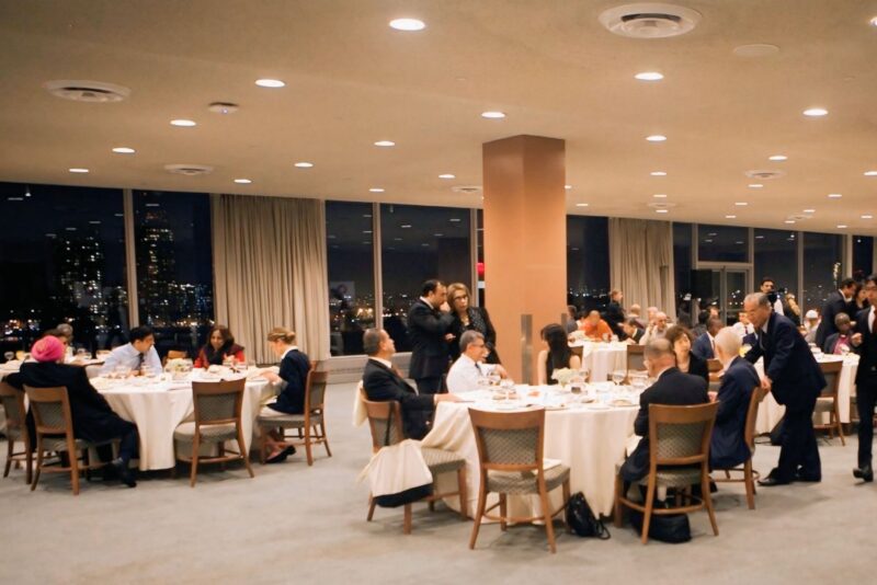 «Mein Mann gab seiner Schwester meine Kreditkarte mit einem Limit von 4.000 Dollar, ohne mich zu fragen … Ich sagte nichts. Doch als der Kellner im Restaurant zurückkam, erstarrte die ganze Familie.»