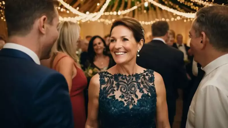„Meine Ex-Schwiegermutter verspottete mich auf einer Hochzeit: ‚Niemand wollte die Reste von meinem Sohn.‘ Doch dann sagte meine vierjährige Tochter einen einzigen Satz – und ihr fiel das Glas aus der Hand.“