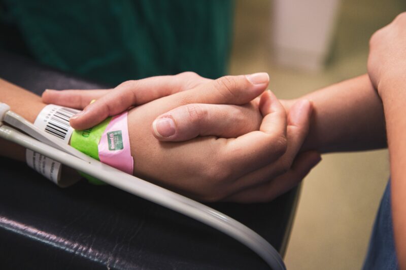 „Sie wich wochenlang nicht vom Krankenbett meines Sohnes … doch als sie sich plötzlich von ihm trennte, enthüllten ihre letzten Worte das schockierende Geheimnis, das hinter dem Unfall meines Sohnes steckte.“