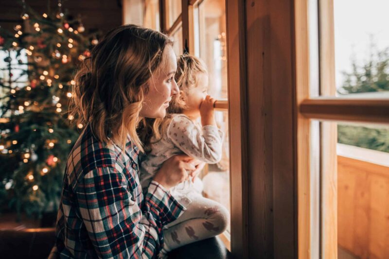 „Oma versuchte, ihrer 8-jährigen Enkelin am Weihnachtsabend das Kleid vom Leib zu reißen … Doch als ein versteckter Schlüssel herausfiel, kam ihr schreckliches Geheimnis um fast 2 Millionen Dollar ans Licht …“