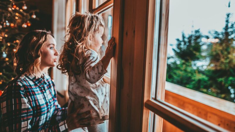 „Oma versuchte, ihrer 8-jährigen Enkelin am Weihnachtsabend das Kleid vom Leib zu reißen … Doch als ein versteckter Schlüssel herausfiel, kam ihr schreckliches Geheimnis um fast 2 Millionen Dollar ans Licht …“