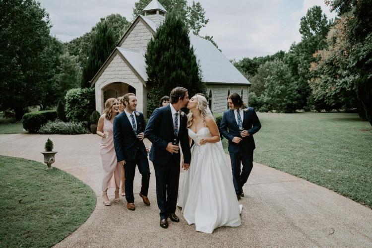 „Mein eigener Bruder verbot mir vier Tage vor seiner Hochzeit, dabei zu sein – mit der Begründung, er wolle eine Hochzeit „ohne Drama“ … Doch er ahnte nicht, dass seine Traumhochzeit ohne mich zum Albtraum werden würde. Und als er mich um 10:17 Uhr völlig verzweifelt anrief, kam die ganze Wahrheit ans Licht …“