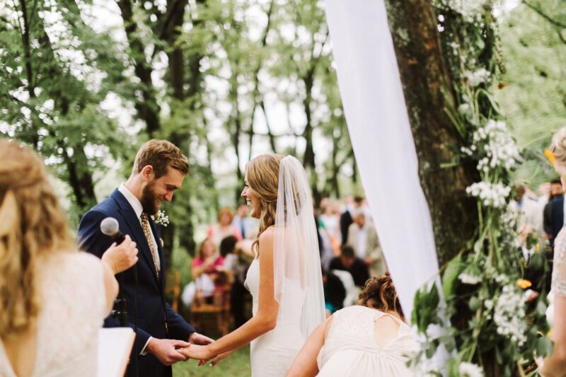„Mein eigener Bruder verbot mir vier Tage vor seiner Hochzeit, dabei zu sein – mit der Begründung, er wolle eine Hochzeit „ohne Drama“ … Doch er ahnte nicht, dass seine Traumhochzeit ohne mich zum Albtraum werden würde. Und als er mich um 10:17 Uhr völlig verzweifelt anrief, kam die ganze Wahrheit ans Licht …“