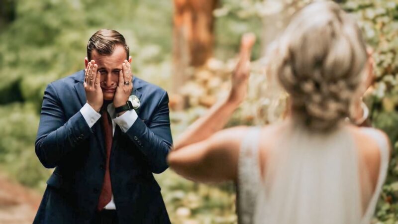 „Mein eigener Bruder verbot mir vier Tage vor seiner Hochzeit, dabei zu sein – mit der Begründung, er wolle eine Hochzeit „ohne Drama“ … Doch er ahnte nicht, dass seine Traumhochzeit ohne mich zum Albtraum werden würde. Und als er mich um 10:17 Uhr völlig verzweifelt anrief, kam die ganze Wahrheit ans Licht …“