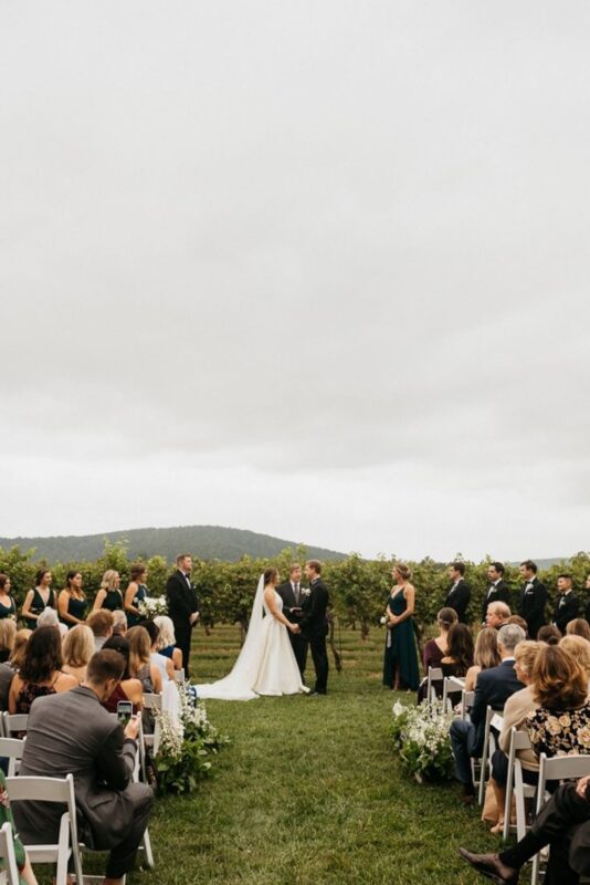 Ich heiratete den armen Gärtner, den ich liebte, und verzichtete dafür auf die Millionen meines Vaters … Bei meiner Hochzeit verspotteten mich meine eigenen Verwandten und bezeichneten meinen Mann als einen Niemand. Doch genau in diesem Moment hielten mehrere schwarze Luxuslimousinen vor unserer Hochzeitslocation. Ein Milliardär stieg aus und enthüllte ein Geheimnis, das alle sprachlos machte …