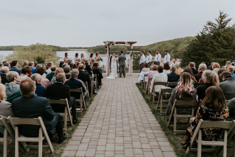 Ich heiratete den armen Gärtner, den ich liebte, und verzichtete dafür auf die Millionen meines Vaters … Bei meiner Hochzeit verspotteten mich meine eigenen Verwandten und bezeichneten meinen Mann als einen Niemand. Doch genau in diesem Moment hielten mehrere schwarze Luxuslimousinen vor unserer Hochzeitslocation. Ein Milliardär stieg aus und enthüllte ein Geheimnis, das alle sprachlos machte …