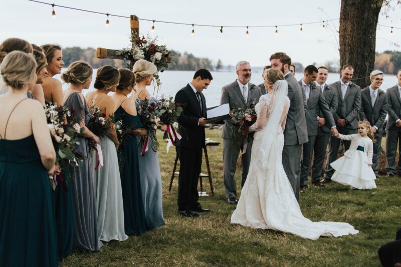 Ich heiratete den armen Gärtner, den ich liebte, und verzichtete dafür auf die Millionen meines Vaters … Bei meiner Hochzeit verspotteten mich meine eigenen Verwandten und bezeichneten meinen Mann als einen Niemand. Doch genau in diesem Moment hielten mehrere schwarze Luxuslimousinen vor unserer Hochzeitslocation. Ein Milliardär stieg aus und enthüllte ein Geheimnis, das alle sprachlos machte …