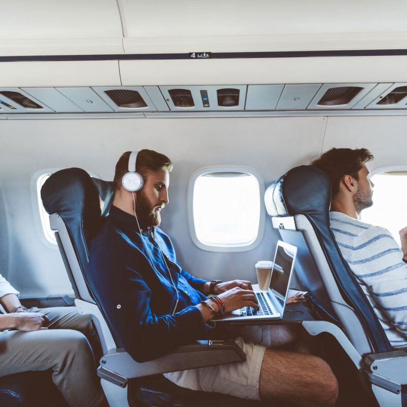 EIN ERWACHSENER MANN NAHM EINEM 11-JÄHRIGEN MÄDCHEN DEN FIRST-CLASS-SITZPLATZ WEG UND SCHICKTE SIE ZU DEN TOILETTEN … DOCH ALS DER KAPITÄN DEN NÄCHSTEN NAMEN NANNTE, VERSTUMMTE DAS GESAMTE FLUGZEUG.