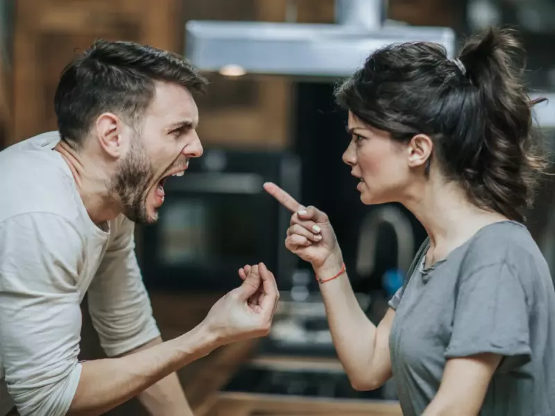 Zehn Jahre lang hasste sie die Liebe ihres Lebens – ohne zu wissen, dass er sie verlassen hatte, um ihre Familie zu retten. Doch nach seiner Rückkehr enthüllte ein letztes Geheimnis eine Wahrheit, die sie zutiefst erschütterte.