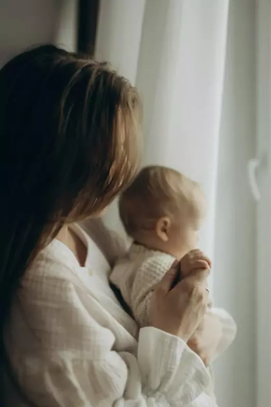 „SECHS TAGE NACH DER GEBURT LIEẞ MEIN MANN MICH MIT UNSEREM NEUGEBORENEN ALLEIN … Er lachte noch beim Familienessen, als EIN NAME AUF SEINEM HANDY ERSCHIEN – UND ALLE AM TISCH ERSTARRTEN …“