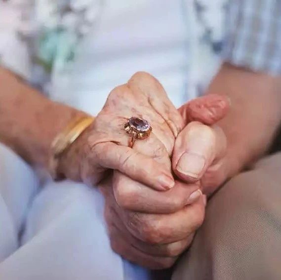 „MEINE ENKELIN GAB EINEN DIAMANTENRING ZURÜCK … DOCH AM NÄCHSTEN MORGEN STAND EIN MILLIONÄR VOR UNSERER TÜR UND ENTHÜLLTE EIN GEHEIMNIS, DAS MAN UNS JAHRELANG VERSCHWIEGEN HATTE …“